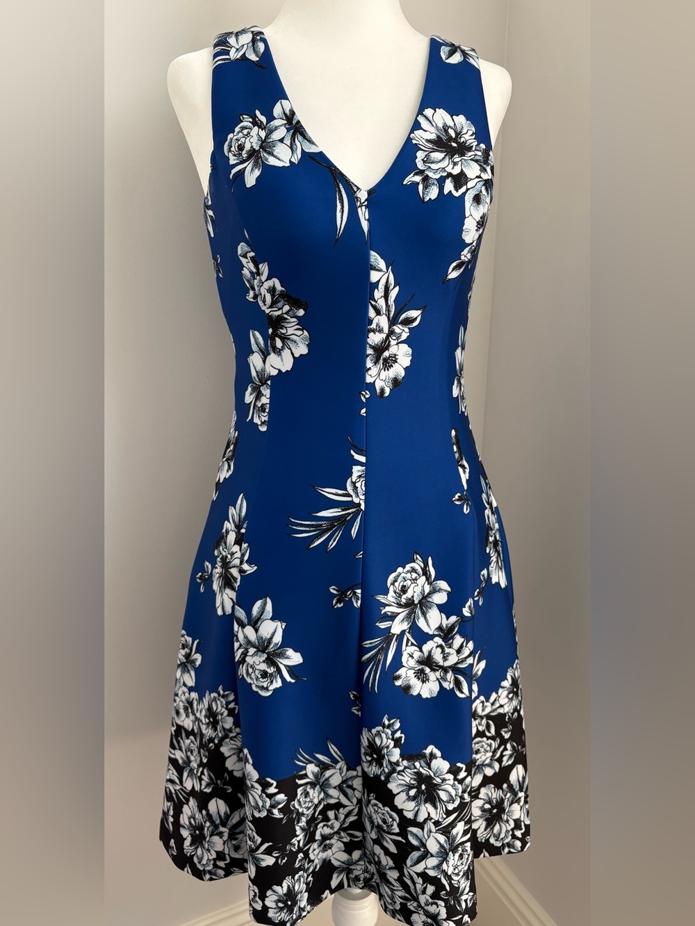 Kensie Royal Blue and White Floral V-Neck Midi Dress